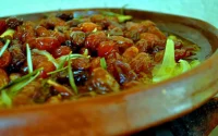 Tajine de lotte aux oignons et raisins secs