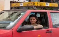 Lamiae El Oubeidi, première femme chauffeur de taxi à Fès