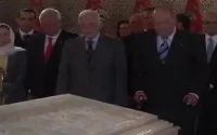 Juan Carlos d'Espagne se recueille sur la tombe de Hassan II