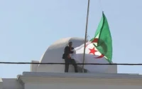 Hamid Naânaâ condamné à deux mois de prison pour avoir arraché le drapeau d'Algérie