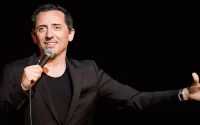 Gad Elmaleh fête les 100 ans de sa grand-mère sur scène à Casablanca