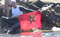 Le Marocain Hassan Baraka traverse le Bosphore à la nage