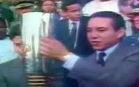 Le Roi Mohammed VI remettant la Coupe d'Afrique 1988 au Cameroun