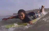 Vidéo : une leçon de surf avec Oumaïma ?