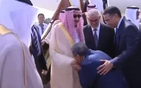 Le baisemain du roi d'Arabie Saoudite par un Marocain fait polémique au Maroc