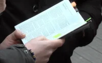 Ils font lire la bible à des passants en faisant croire que c'est le coran. Leur réaction est surprenante