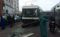 Photos : un bus fou provoque un carambolage à Casablanca