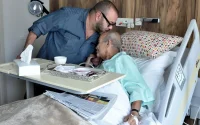 Mohammed VI rend visite à Abderrahmane Youssoufi, hospitalisé à Casablanca (Photos)