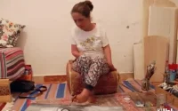  Karima, handicapée des bras, peint avec ses pieds (vidéo)