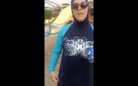 En visite au Maroc, une Américaine s'étonne de ne pas pouvoir nager en Burkini (vidéo)
