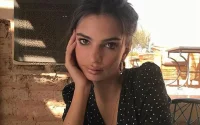 La tenue Topless du mannequin Emily Ratajkowski au Maroc fait polémique