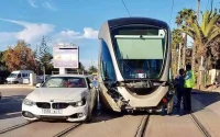 Une voiture folle fait dérailler un tram à Rabat (photo)