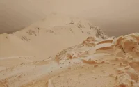 Quand la neige en Europe devient orange à cause du sable du Sahara (photos)