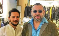 Photo : le roi Mohammed VI dans une boutique à Paris