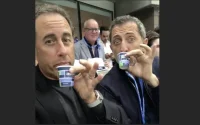 Gad Elmaleh apprend à Jerry Seinfeld comment on boit le café au Maroc (vidéo)