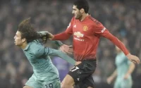 Quand Fellaini tire les cheveux de Guendouzi pour l'arrêter (vidéo)