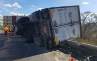 France : un camion marocain se renverse près de Lyon (photo)