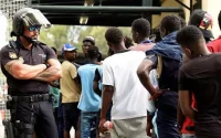 Ceuta : les migrants jettent de l'acide sur les policiers