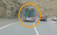 Un chauffeur de camion sème la panique sur une route à virages (vidéo)