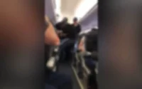 Un homme ivre fait du scandale dans un avion
