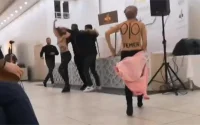 France : des Femen seins nus à une conférence de Tariq Ramadan