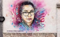 À Saint-Ouen, le portrait d'Aïcha, caissière, morte du coronavirus illumine un mur (vidéo)