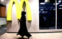 Une ex-employée poursuit McDonald's en justice pour discrimination religieuse