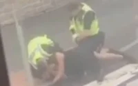 Royaume-Uni : une arrestation musclée fait scandale