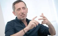 Gad Elmaleh rend hommage à Claude Nougaro