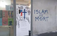"Islam = Mort ", tagué sur le mur d'une association à Paris