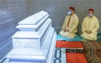 Mohammed VI se recueille sur la tombe du roi Hassan II