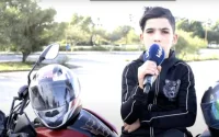 À 14 ans, Ilyass rêve grand et défie les champions de moto-cross (vidéo)