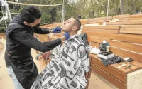 Isaac, le coiffeur marocain qui redonne espoir aux SDF de Malaga