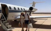 Un couple partage le bonheur de voyager en jet privé entre le Royaume-Uni et Marrakech