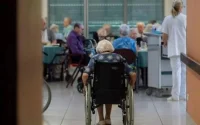 Une Marocaine critique la prise en charge des aînés dans les EHPAD et les hôpitaux français