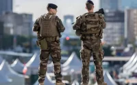 France : la présence d'une femme voilée sur un calendrier des Armées fait polémique 