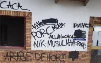 « Musulman = porc », « arabe dehors » sur les murs de l'Institut Dar Ennour