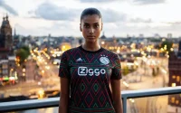 Imaan Hammam « vend » la nouvelle tunique de l'Ajax 
