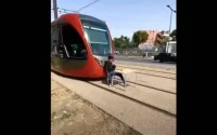 Casablanca : il place une table et une chaise sur la voie du tramway (vidéo)