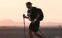 Marathon des Sables : le coureur aux pieds nus contraint d'abandonner la course
