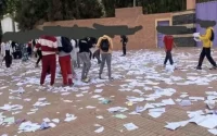 Au Maroc, les élèves fêtent la fin d'année scolaire en déchirant leurs cahiers