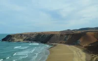 Sable à l'infini et silence absolu : Bienvenue à Playa Blanca, le joyau sauvage du Sud marocain