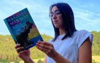 Maryam Assakat, la tiktokeuse marocaine qui partage sa passion pour les livres
