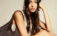 Nora Attal pose pour la nouvelle campagne de Tod's