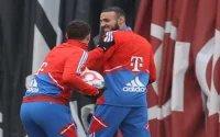 Bayern Munich : Mazraoui ovationné après son retour à l'entraînement