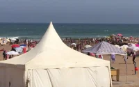 Casablanca : Parasols et chaises sur la plage, attention arnaque !