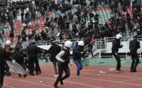 Maroc : 85 policiers blessés après un match de football (vidéo)