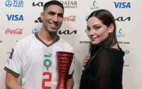 Une starlette obligée de se couvrir les épaules pour une photo avec Achraf Hakimi