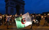 À Paris, les supporters célèbrent la victoire de l'Algérie contre le Maroc 