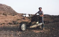 Un touriste perdu au Sahara transforme sa voiture en moto